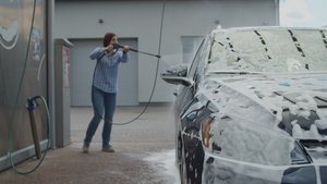 年轻妇女在洗家用汽车26秒视频
