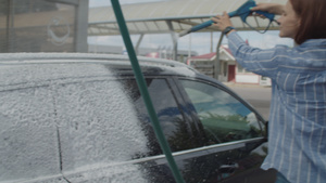 妇女在自助洗车时洗家用汽车15秒视频