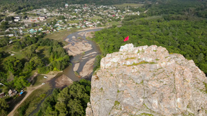 在普里莫斯基地区的德苏岩石上空22秒视频