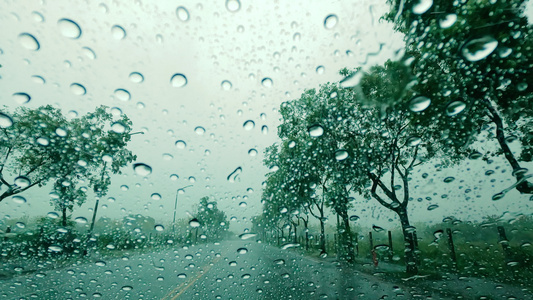 路透车窗有雨滴在雨中驾车视频
