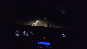 在山区农村公路上驾驶汽车夜间运动车内灯和路面的汽车15秒视频