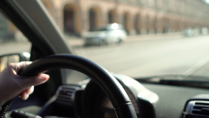 年轻女性驾车时戴保护手套流行共食16秒视频