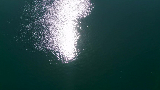 航拍阳光洒在蓝色湖面唯美空镜视频