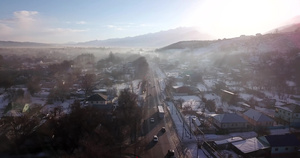 冬村和公路雾中有汽车9秒视频