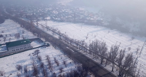 冬季公路和雾中的汽车15秒视频