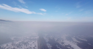 冬村和公路雾中有汽车20秒视频