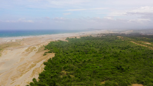 美丽的孤单海滩和沙丘的空中风景海边的平原润滑地带沙丘10秒视频