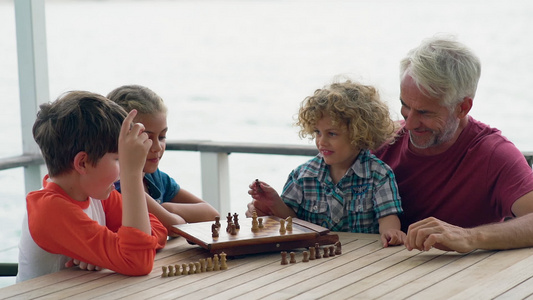 下棋的一家人视频