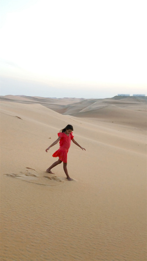 阿拉伯联合酋长国的沙漠中的女沙丘36秒视频