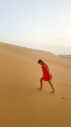 阿拉伯联合酋长国的沙漠中的女孩11秒视频