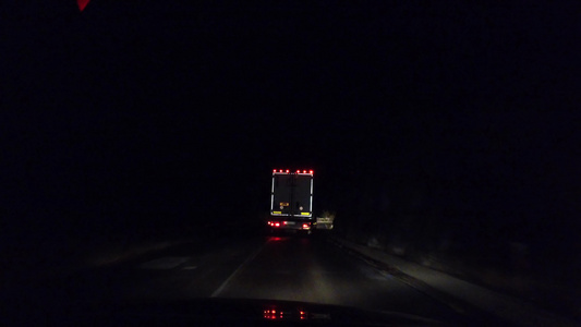 雨后夜间在农村公路上运送货物的大卡车以运输货物视频