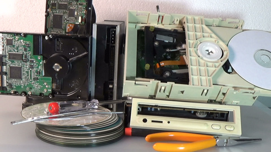 旧沙塔硬盘驱动器和驱动器cd已拆卸视频