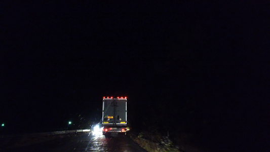 夜间下雨时卡车在农村公路上行驶视频