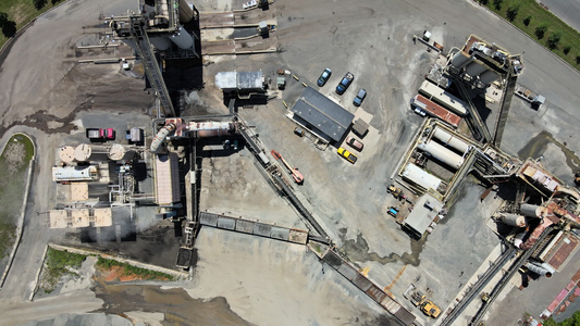 沥青加工和回收厂转化为砾石沥青厂鸟瞰图用于道路路面视频