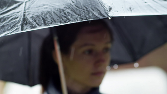 在大雨中伤痛视频