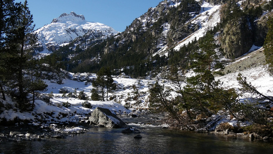 在雪地比利牛斯山脉的河流中靠近法国法兰西州埃斯帕涅河视频