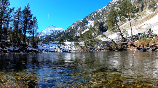 在雪地比利牛斯山脉的河流中靠近法国法兰西州埃斯帕涅河视频