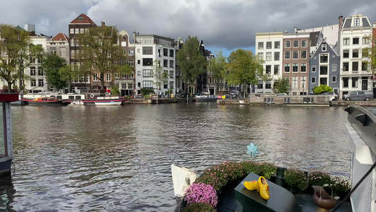 具有典型荷兰盾房屋和豪船的Amsterdam运河视频