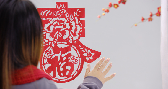 春节贴红色剪纸窗花视频