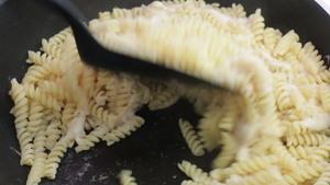 简单自制的烹饪意大利面食奶酪酱酱19秒视频