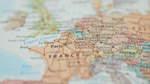 巴黎法国法郎的资本在多彩和模糊的欧洲地图上6秒视频