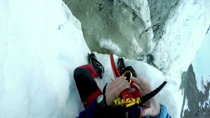勃朗峰探险和经过危险的山脊30秒视频