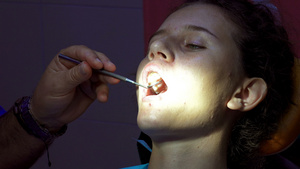 做牙医的小女孩用牙镜检查牙齿和牙镜7秒视频
