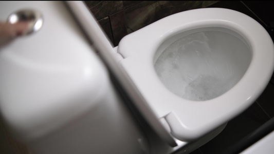 抽水马桶水冲马桶水流清晰可见陶瓷马桶中的闪水视频