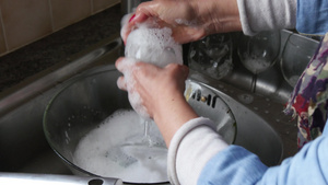 一个女人洗碗的手的特写28秒视频