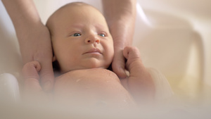 新生婴儿的洗澡时间16秒视频