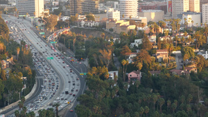 美国加利福尼亚州洛杉矶大都市繁忙的高峰时段城际高速公路17秒视频