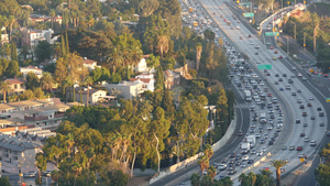 美国加利福尼亚州洛杉矶大都市繁忙的高峰时段城际高速公路12秒视频