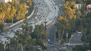 美国加利福尼亚州洛杉矶大都市繁忙的高峰时段城际高速公路15秒视频