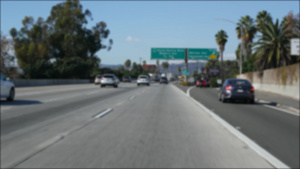 在美国加利福尼亚州洛杉矶的城际高速公路上行驶从汽车13秒视频