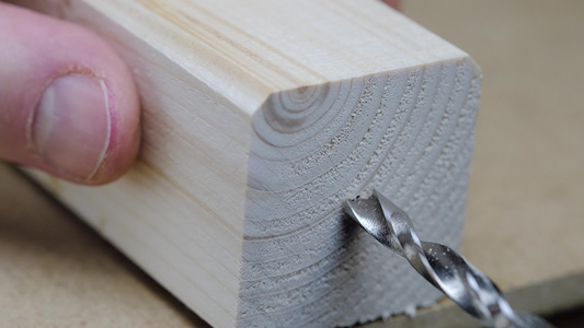 木工钻孔在木块上打一个洞视频