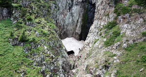 一群人靠近山洞顶层风景16秒视频