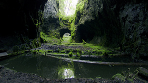 美丽的自然洞穴倾斜31秒视频