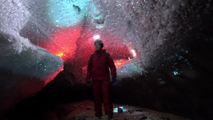 一个人在冰山洞里有灯光7秒视频