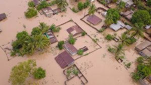 空中飞越发展家被洪水淹没的村庄14秒视频