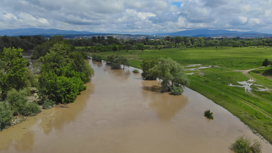 暴雨过后田地水流在农田的水道上发生洪水破坏视频