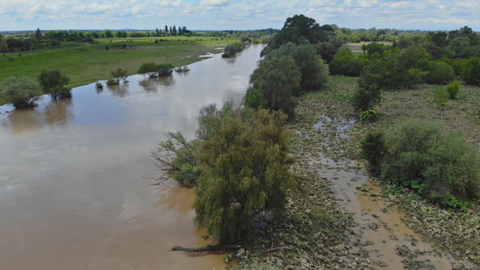 全球暖化导致河水春季溢出淹没了草原地貌视频