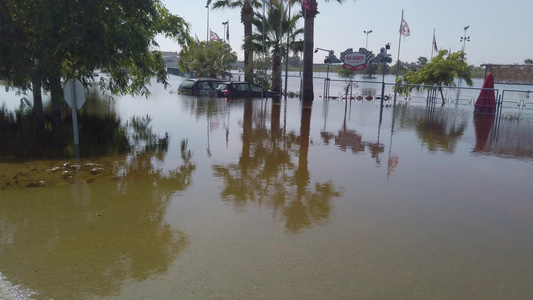 汽车被淹没在洪水中在停车场的汽车被淹没视频