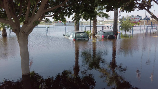 水淹的汽车在停车场路深水中在雨天过后发生洪水视频