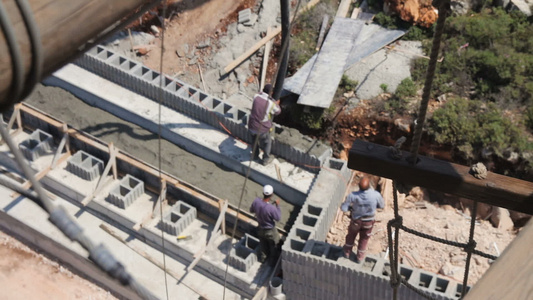 建筑工人在建筑工地投进混凝土的高度角视图视频