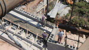 建筑工人在建筑工地投进混凝土的高度角视图11秒视频