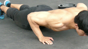 年轻的肌肉男在健身房做平板支撑8秒视频