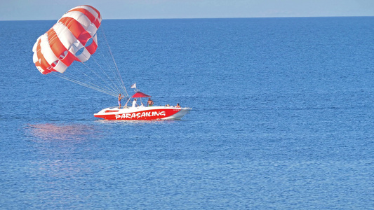 利用快艇在蓝海水域度假滑行滑翔4公里视频