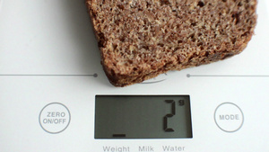 电子数字厨房规模配有面包切片11秒视频