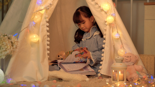 小女孩在帐篷里看书视频