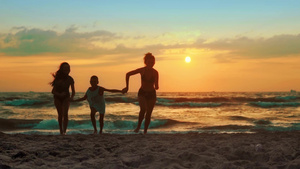 热带海滩日落时女孩在热带海滩上23秒视频